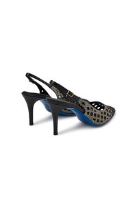 Décolleté nere con cinturino alla caviglia, caratterizzate da punta affilata, motivo a borchie e suola blu a contrasto. Tacco a stiletto con cinturino regolabile.