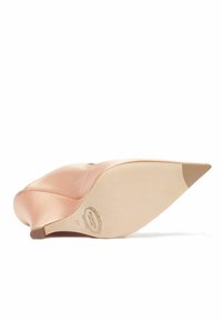 Różowe satynowe szpilki z ostrym noskiem, z beżową podeszwą i minimalistycznym designem. Widoczne logo na spodzie.