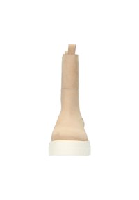 Botín beige hasta el tobillo de material de ante suave, con punta redondeada, diseño minimalista y suela de plataforma blanca; cuenta con un tirador trasero.