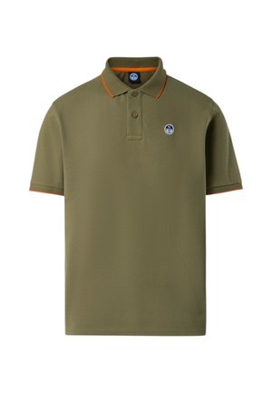 Polo shirt verde oliva in cotone con colletto classico, apertura con due bottoni, accenti arancioni sul colletto e patch del logo sul petto.