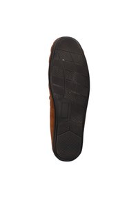 Scarpa in pelle scamosciata marrone con suola in gomma nera testurizzata. La suola presenta un motivo a nido d'ape e un design scanalato per garantire aderenza.
