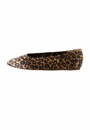 Pantof femeiesc cu vârf ascuțit, fără toc, cu model leopard maro și negru, toc mic și design slip-on.