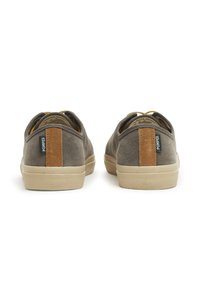Sneakers in suede grigio con una striscia di accento color nocciola e logo sul tallone. Suole in gomma con un motivo testurizzato. Design lacciato con profilo basso.