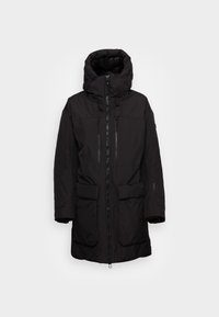 Parka negra con capucha, con cremallera frontal, dos bolsillos grandes en la parte delantera y un acabado texturizado. Diseño simple y funcional.