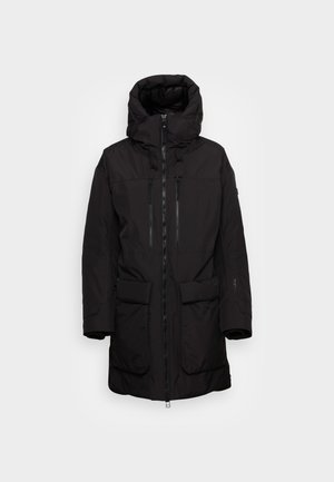 Zwarte parka-jack met een capuchon, voorzien van een ritssluiting aan de voorkant, twee grote voorzakken en een gestructureerde afwerking. Eenvoudig, functioneel ontwerp.
