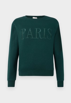 Mørkegrønn genser med lange ermer og hevet "PARIS"-tekst i matchende tråd over brystet, ribbestrikkede mansjetter og kant.