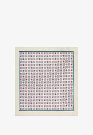 Szal jedwabny z powtarzającym się wzorem geometrycznym w czerwonych, niebieskich i beżowych akcentach na kremowym tle, wykończony niebieskim obrzeżem.