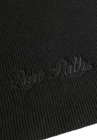 Zwart gebreide stof met ribbelstructuur, met geborduurde tekst "Pure Path" in een iets lichtere tint.