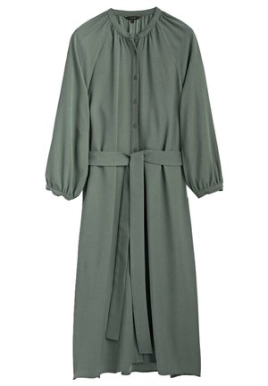 Robe longue boutonnée vert sauge avec un col froncé, des manches longues bouffantes et une ceinture assortie en tissu à la taille.