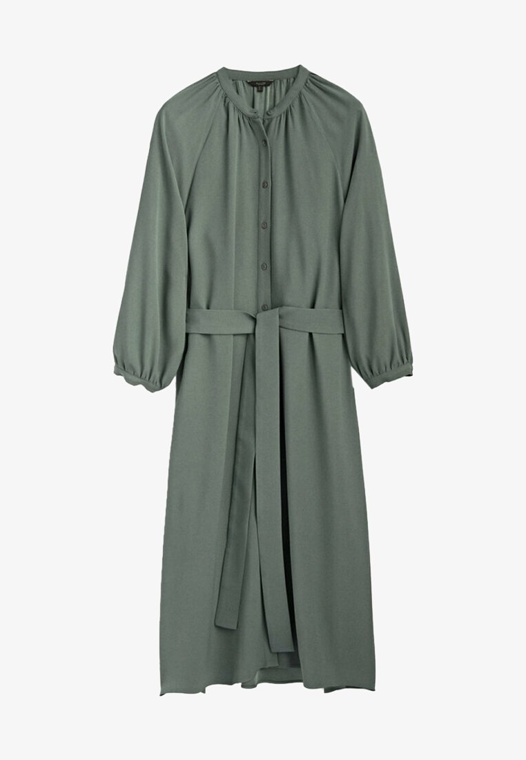 Robe longue boutonnée vert sauge avec un col froncé, des manches longues bouffantes et une ceinture assortie en tissu à la taille.