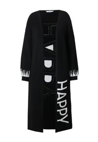 Cardigan en tricot noir au fit décontracté, arborant le texte blanc "HAPPY" et des motifs géométriques sur le devant et les poignets. Tissu doux et texturé.