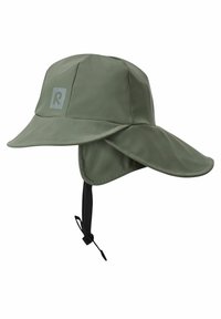 Chapeau de soleil imperméable vert avec un large bord, bandeau ajustable au menton et protection arrière pour le cou. Présente un logo à l'avant.