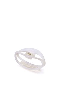 Fermaglio per capelli in plastica trasparente, di forma ovale, con denti ritagliati e meccanismo a molla per una presa sicura. Texture liscia, design minimale.