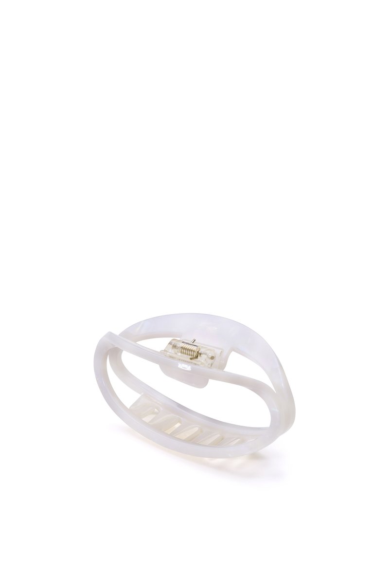 Fermaglio per capelli in plastica trasparente, di forma ovale, con denti ritagliati e meccanismo a molla per una presa sicura. Texture liscia, design minimale.