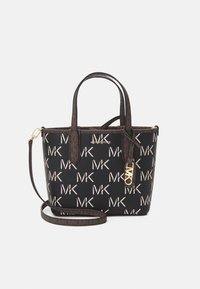 Borsa tote Michael Kors nera e marrone con stampa all-over del logo MK, due manici, una tracolla rimovibile e un charm in oro con logo MK.