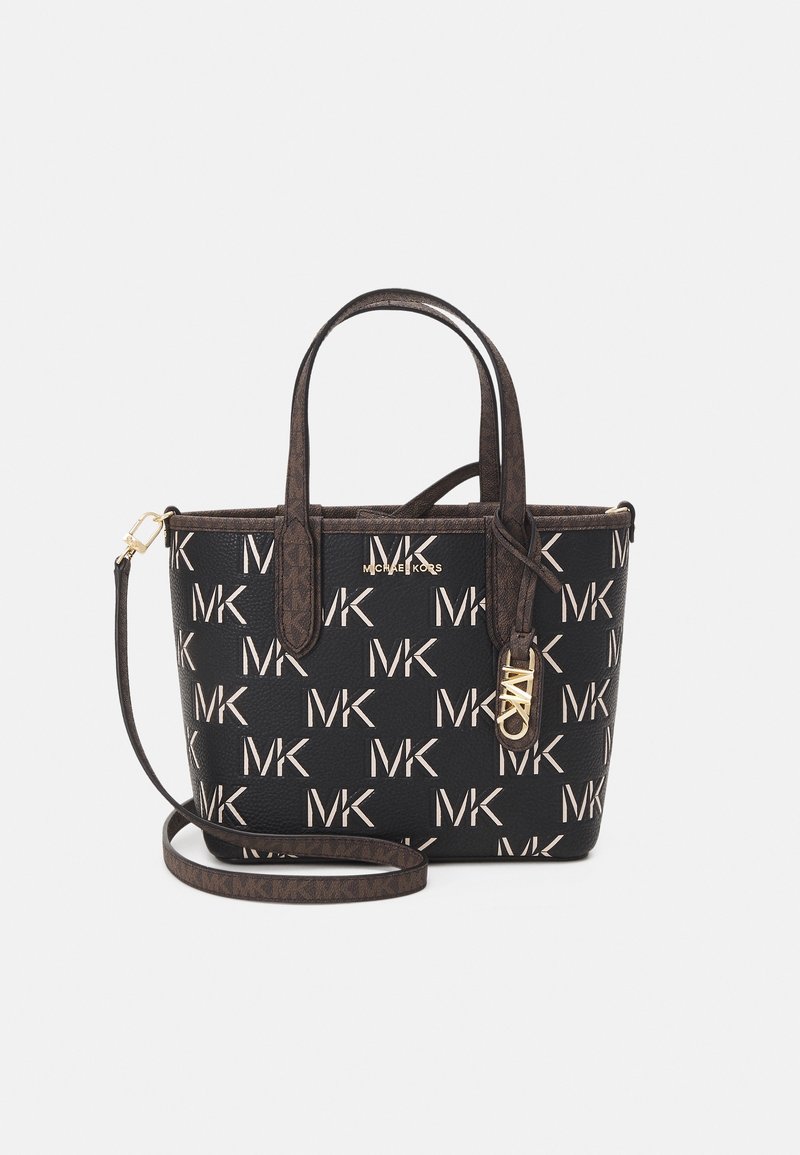 Borsa tote Michael Kors nera e marrone con stampa all-over del logo MK, due manici, una tracolla rimovibile e un charm in oro con logo MK.