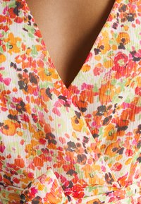 ONLY Tall ONLLUCIE MIDI WRAP DRESS PTM - Μάξι φόρεμα - cherry tomato aop:claire