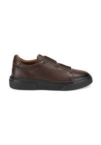 Bruine leren instapsneaker met een gestructureerde afwerking, contrasterende zwarte rubberen zool en elastische banden voor een goede pasvorm. Rondneus ontwerp.