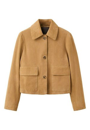 Giacca corta in camoscio color cognac con ampio colletto, tre bottoni frontali e due grandi tasche con pattina.