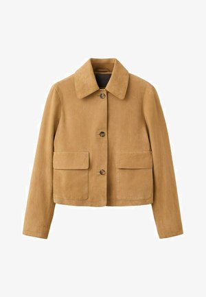 Tan suède cropped jack met brede kraag, drie knopen aan de voorkant en twee grote klepzakken.