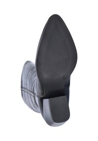 Zwarte leren laars met een spitse neus en een gladde textuur. De zool is van zwart rubber met een gegroefd patroon. Geschikt voor enkelhoogte.