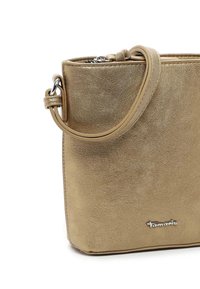 Bolso de hombro metálico dorado con una superficie texturizada, forma rectangular, una correa corta y un acento de logo plateado en la parte frontal.