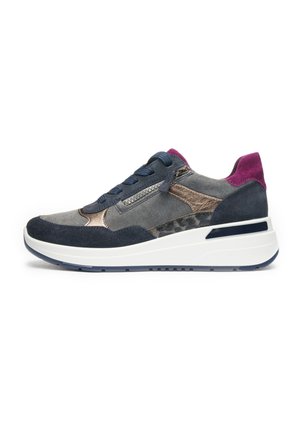 Sneaker casual con pannelli in suede grigi, blu navy, bronzo e viola, lacci blu navy, cerniera laterale e suola spessa bianca.