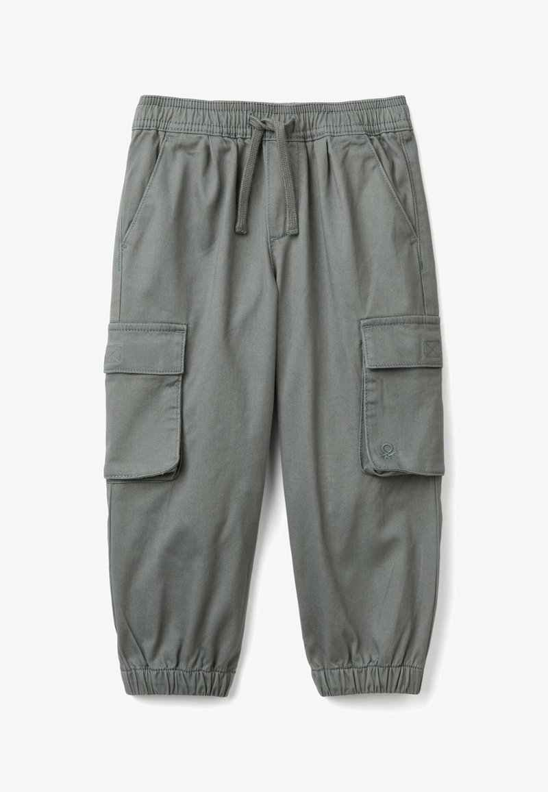 Kargo kalhoty v olivově zelené bavlněné směsi. Disponují elastickým pasem, šňůrkou na stažení, dvěma bočními kapsami a dvěma kapsami na kargo se zápinky.