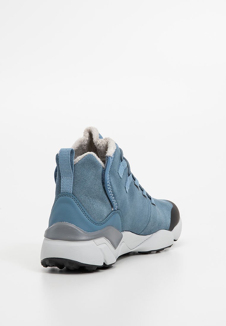 Bottines en nubuck bleu avec un haut texturé, des accents gris et une semelle en caoutchouc. Elles présentent une doublure douce et six œillets en métal pour les lacets.