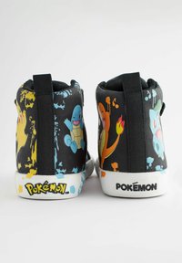 Zwarte hoge sneakers met Pokémon-personages, een witte zool en kleurrijke spetters. Achterste straps voor een veilige pasvorm.