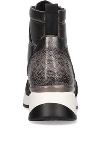 Botín de cuero negro hasta el tobillo con un patrón de pitón gris texturizado en el tacón, suela blanca y detalles en negro. Cuenta con cierre de cremallera en la parte posterior.