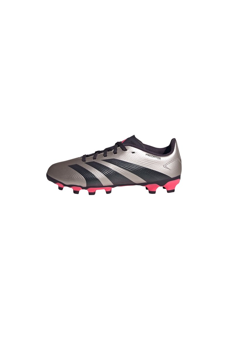 Botas de fútbol con una parte superior sintética en plata y negro con acentos rosas, puntera redondeada y cordones negros. Superficie texturizada y tacos moldeados.