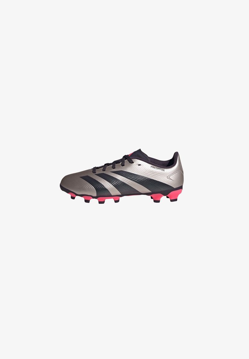 Scarpe da calcio con tomaia sintetica argento e nera con dettagli rosa, punta arrotondata e lacci neri. Superficie testurizzata e tacchetti stampati.