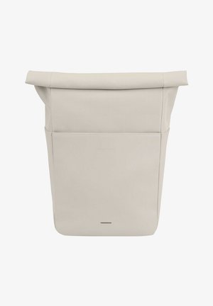 Bolsa de rollo en tejido beige claro, con un gran compartimento principal, textura suave y un bolsillo trasero plano. Detalle de marca mínimo en la parte inferior.