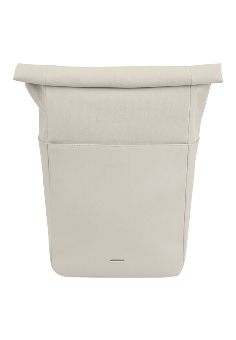 Taška s rolovacím uzávěrem ve světle béžové tkanině, která má velkou hlavní přihrádku, hladký povrch a plochou zadní kapsu. Minimální branding v dolní části.