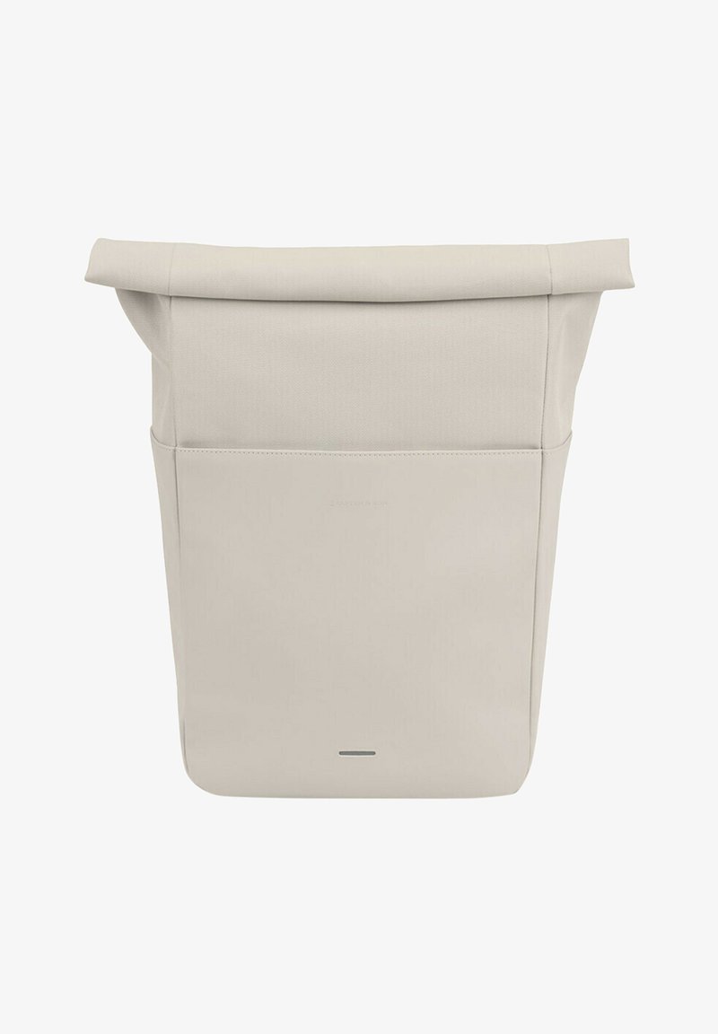 Taška s rolovacím uzávěrem ve světle béžové tkanině, která má velkou hlavní přihrádku, hladký povrch a plochou zadní kapsu. Minimální branding v dolní části.