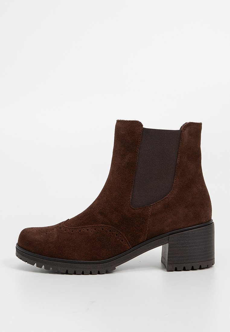 Braune Wildleder-Ankle Boots mit elastischen Seiteneinsätzen, durchbrochenen Details und einem strukturierten schwarzen Blockabsatz. Robuste Sohle für besseren Halt.