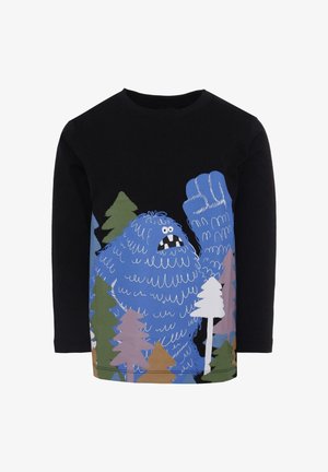 Zwarte lange mouw shirt met een kleurrijk ontwerp van een blauw wezen en gestileerde bomen in groene, roze en witte tinten.