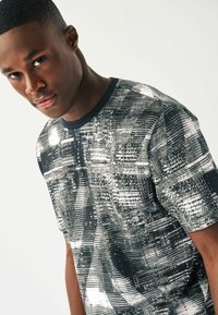 Next ACTIVE TIE DYE - Nyomott mintás póló - black white