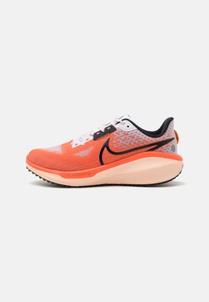Nike Performance VOMERO 17 - Laufschuh Straße - white/black/light wild mango/crimson tint/dark russet/metallic silver