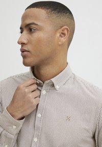 Casual Friday CFANTON - Srajca - white w  coffee liqueur strip
