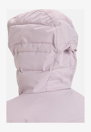 Chaqueta acolchada de color púrpura claro con capucha y textura de acolchado. Cuenta con un hardware ajustable en el costado para personalizar el ajuste.