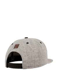 Szürke snapback sapka texturált anyagból, lapos karimával, fekete állítható pánttal és egy barna bőrpöttyel a hátán.