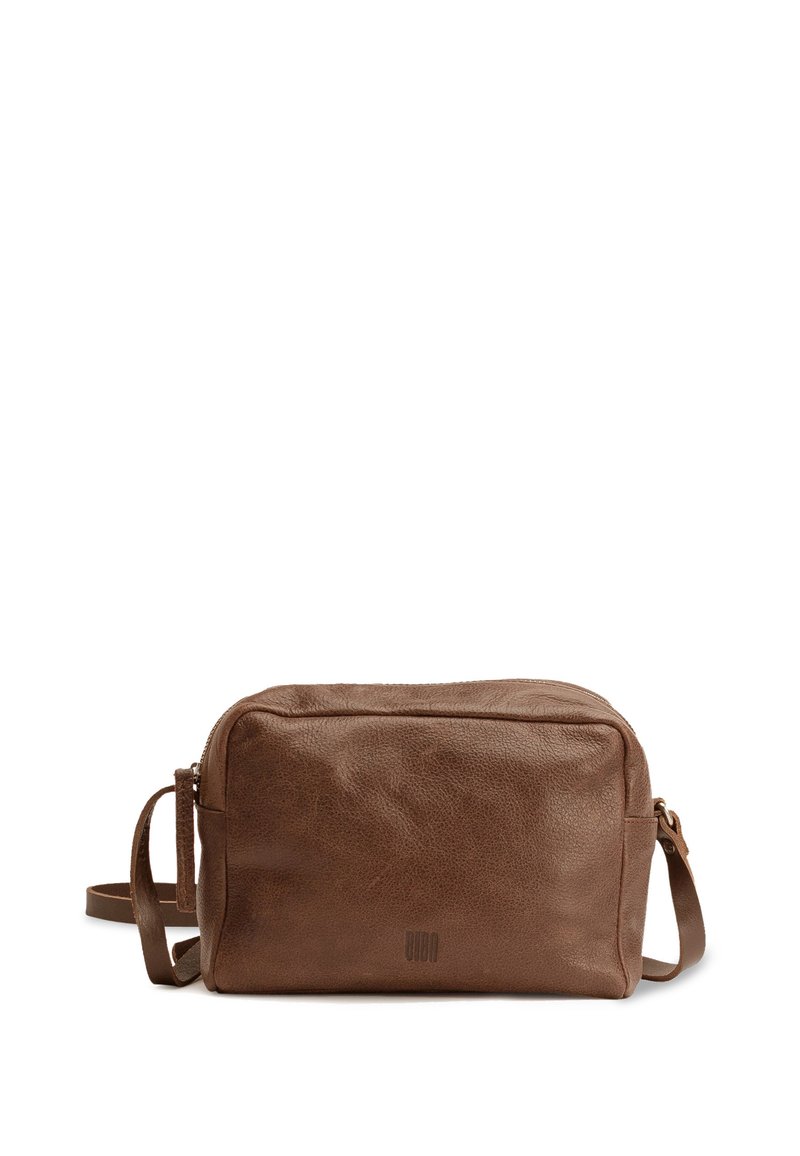 Borsa a tracolla in pelle marrone con forma rettangolare, superficie texture, chiusura con zip e tracolla regolabile. Logo impresso sul davanti.