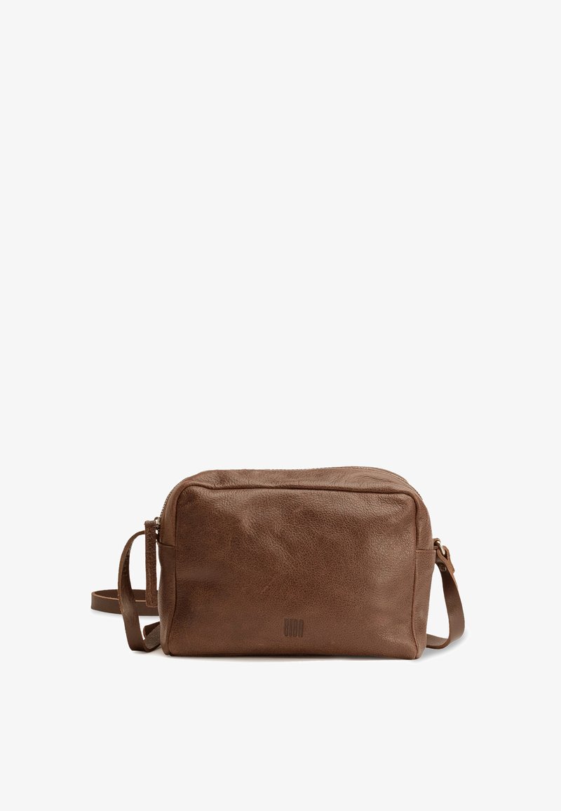 Borsa a tracolla in pelle marrone con forma rettangolare, superficie texture, chiusura con zip e tracolla regolabile. Logo impresso sul davanti.