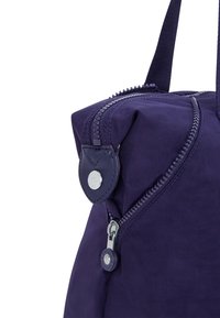 Fioletowa torba z nylonu z podwójnymi zamkami, skórzaną metką i wytrzymałymi uchwytami. Teksturowany materiał i zaokrąglony kształt z gładkimi detalami metalowymi.