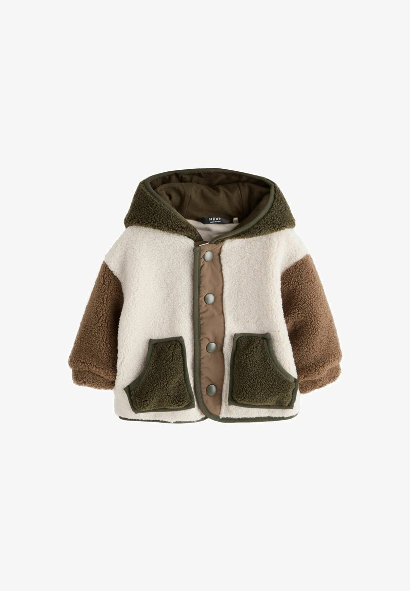 Chaqueta de forro polar con capucha, en colores crema, marrón y verde oliva. Cuerpo texturizado con botones a presión y dos bolsillos frontales.