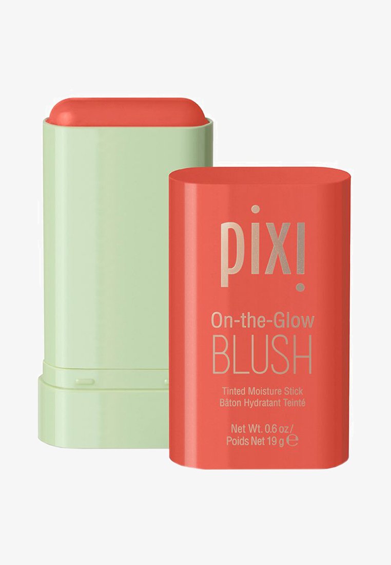 Blush in stick idratante tinta rossa in una confezione verde-gialla, con design a rotazione e testo del marchio in rilievo color argento.