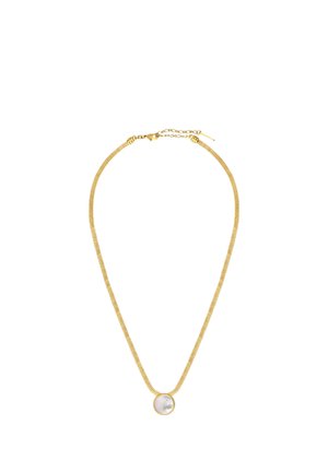 Collier chaîne en or avec un pendentif rond en nacre blanche et un fermoir réglable sur fond blanc.