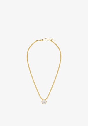 Collier chaîne en or avec un pendentif rond en nacre blanche et un fermoir réglable sur fond blanc.